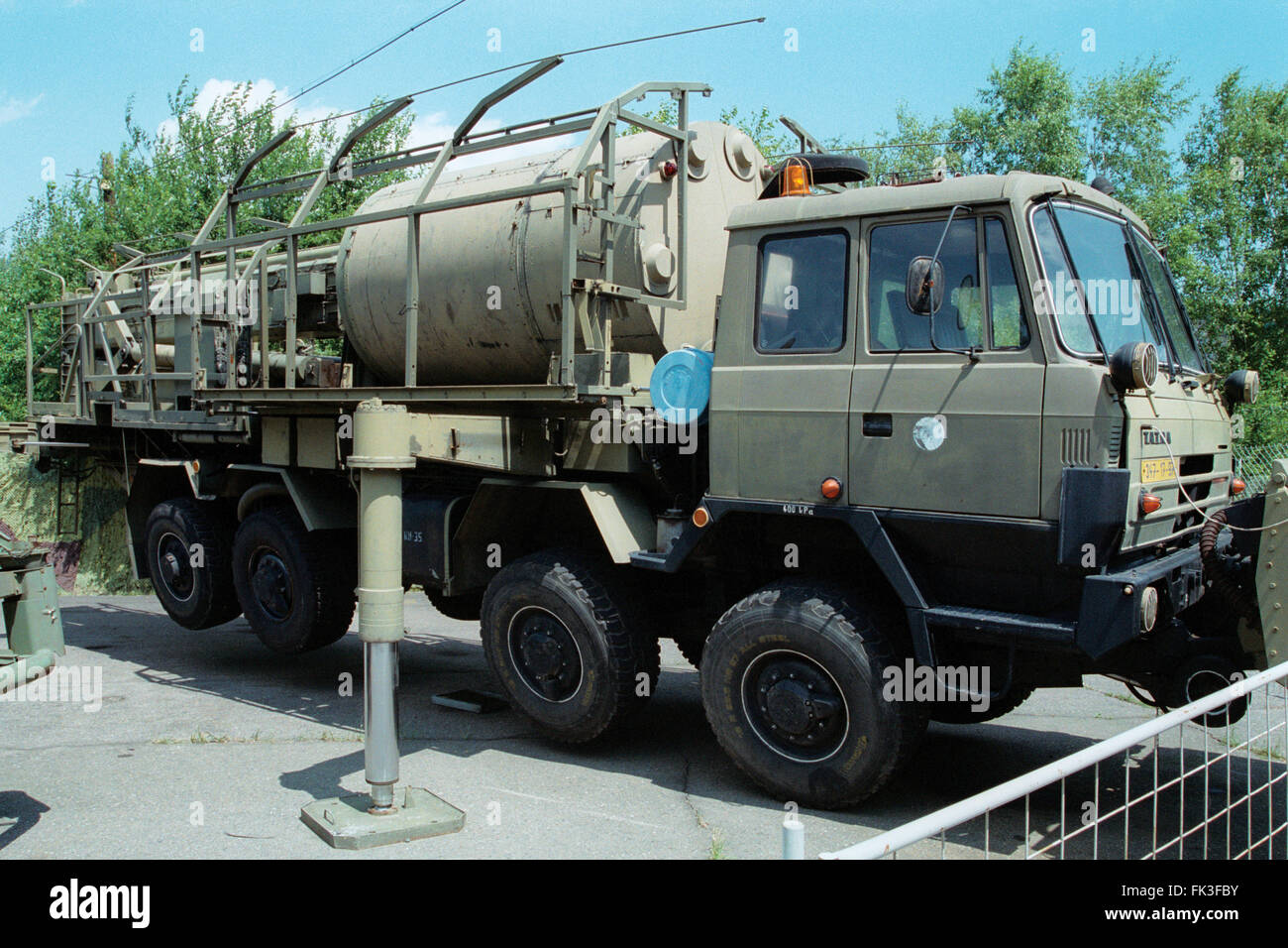 Capteur passif tchécoslovaque Tamara placé sur chariot tchécoslovaque Tatra T815 affiché dans le musée technique militaire à Lesany, République tchèque. Banque D'Images