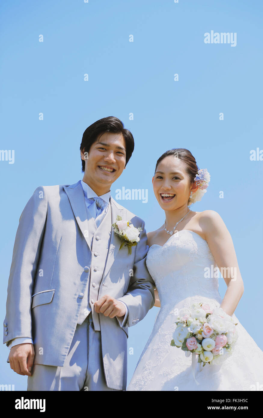 Jeunes mariés japonais dans un parc de la ville Banque D'Images