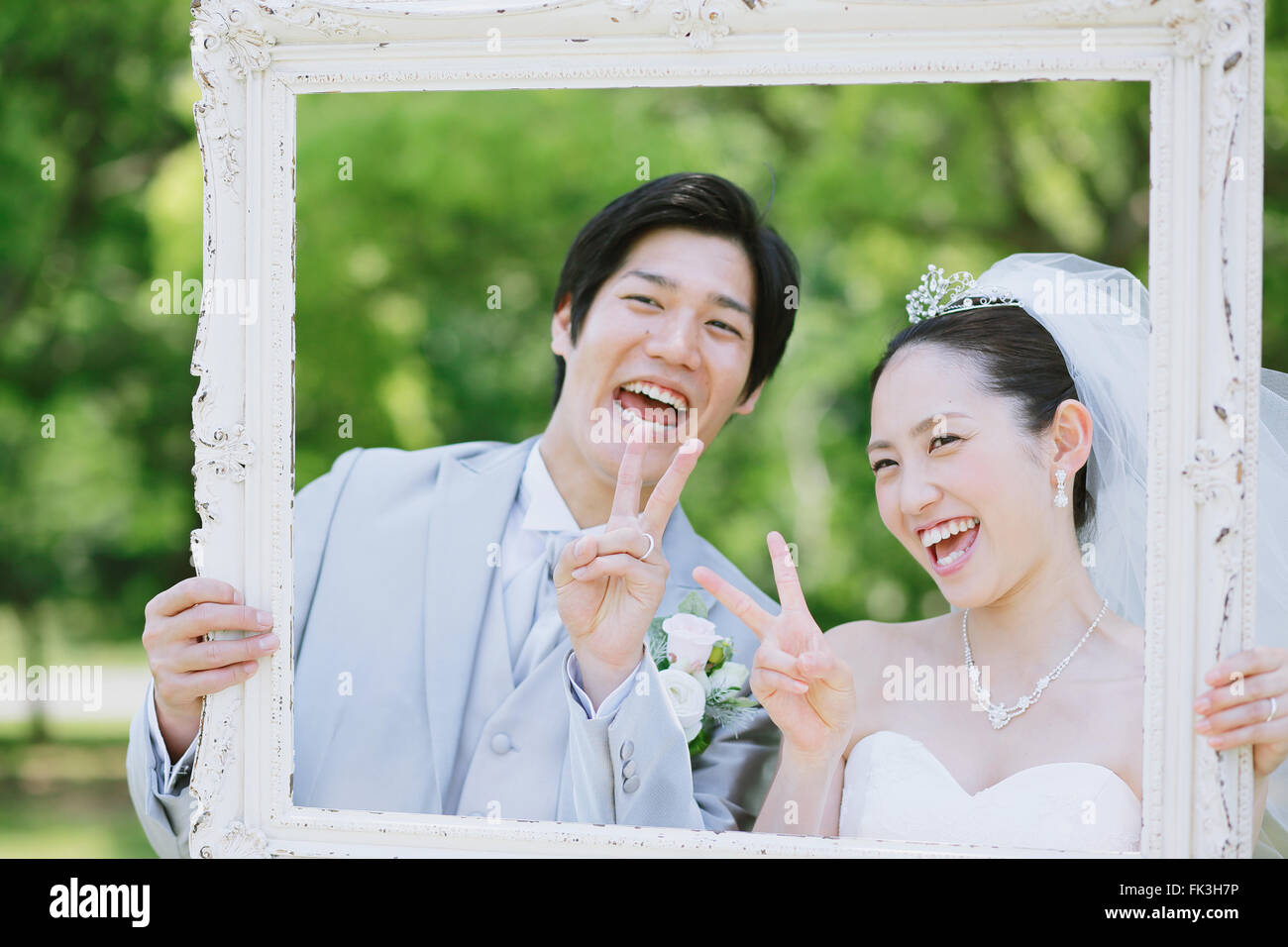 Jeunes mariés japonais dans un parc de la ville Banque D'Images