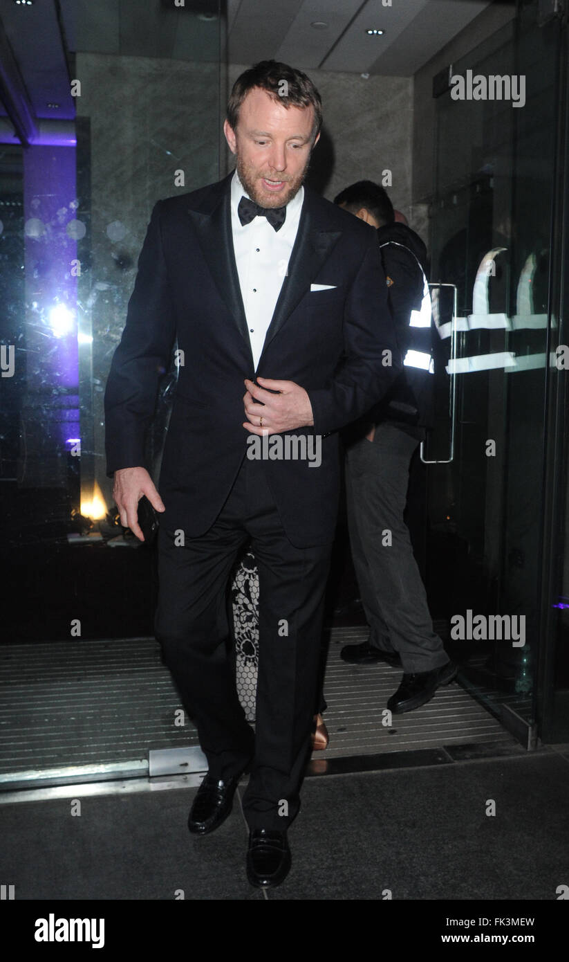 Guy Ritchie et son épouse Jacqui sont vu quitter le Prince's Trust Gala Dinner à Londres. Guy est actuellement en cours d'une bataille juridique avec l'ex épouse Madonna pour la garde de son fils il y a Rocco. Avec : Guy Ritchie, Jacqui Ritchie Où : Londres, Royaume-Uni : 05 févr. 2016 Lorsque Banque D'Images