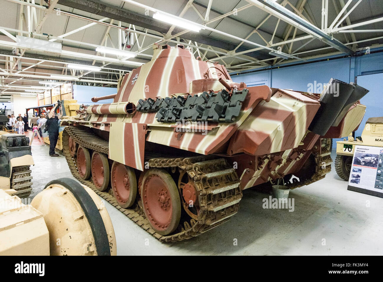 Bovington Tank Museum de l'intérieur. Vue arrière montrant exhausts of World War Two German PANZER V PANTHER, réservoir, affiché à l'intérieur du musée. Banque D'Images