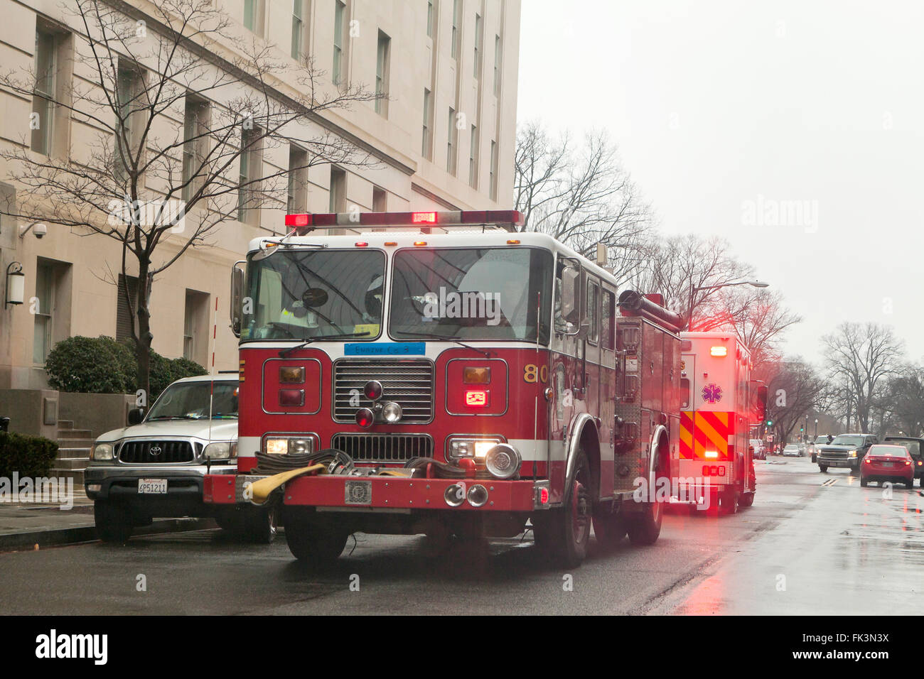Les camions d'incendie et d'EMS répondre à appeler - Washington, DC USA Banque D'Images
