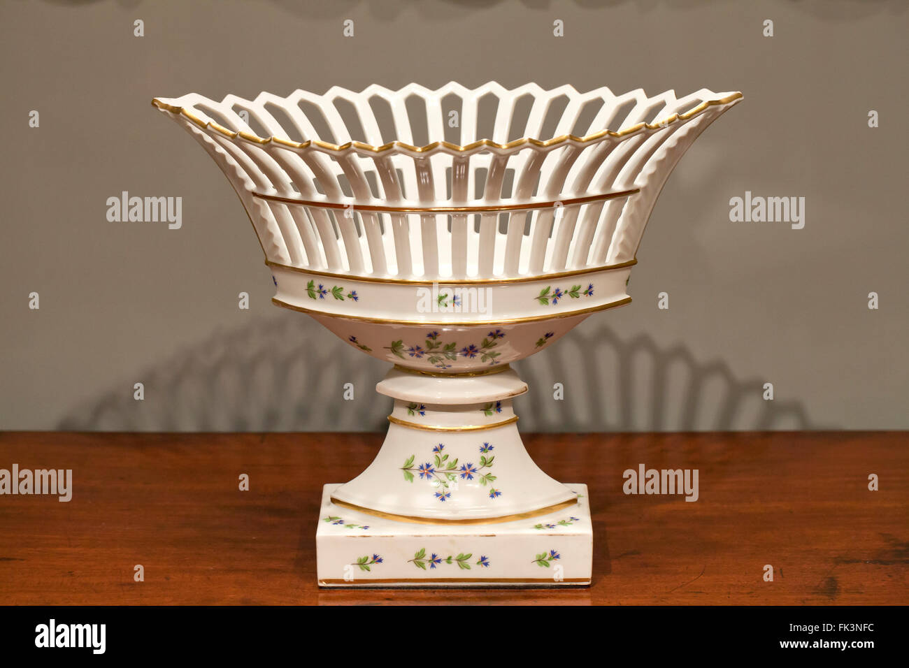 Corbeille de fruits en porcelaine, vers 1825, Paris Banque D'Images