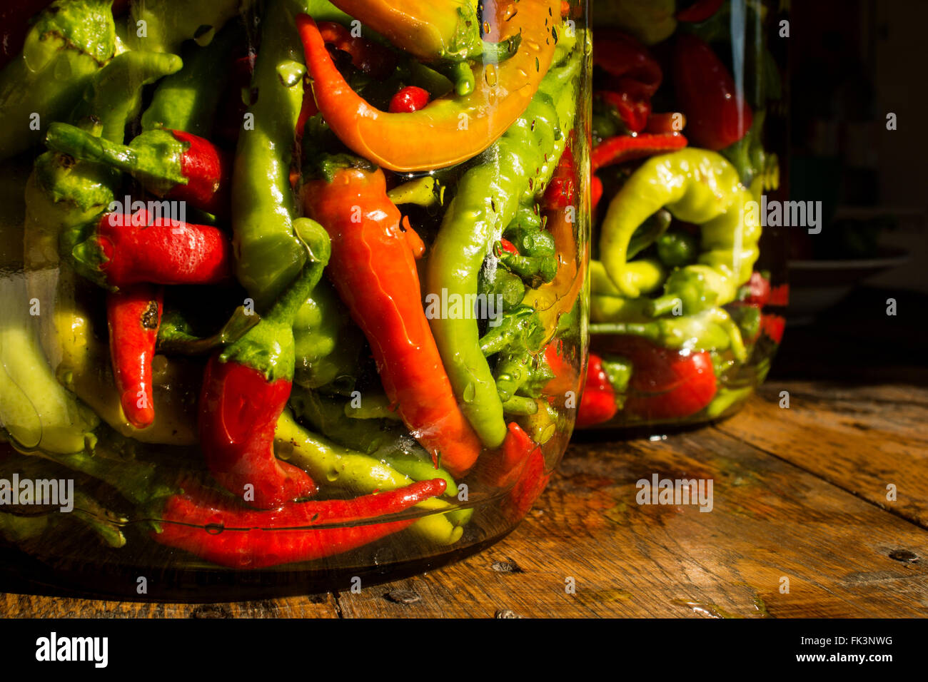 En pot traditionnel jaune, vert, rouge, les piments. L'image en haute résolution. Banque D'Images