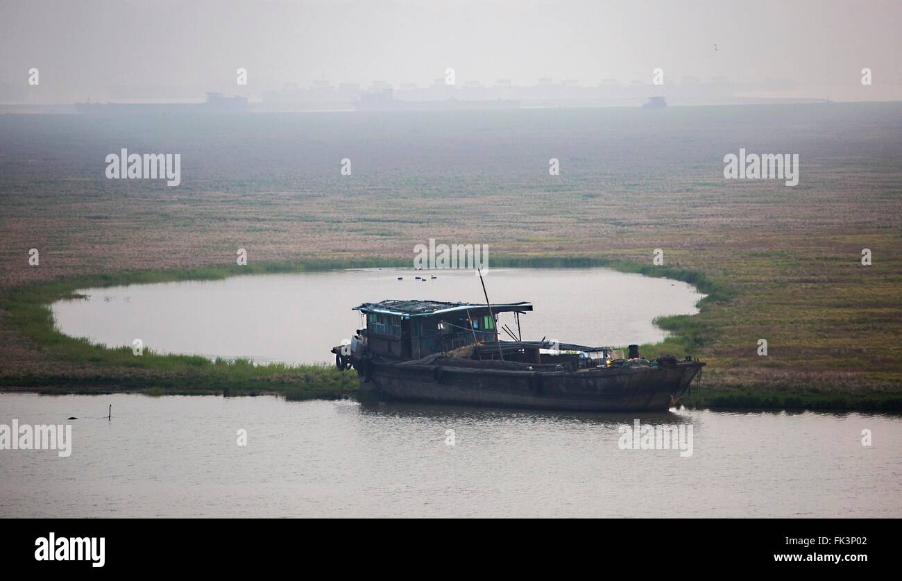 Jiujiang, Chine, province de Jiangxi. Mar 6, 2016. Un navire est accosté sur une plage près de Jishan de l'eau sur le lac Poyang County Duchang dans l'est de la Chine, la Province du Jiangxi, le 6 mars 2016. Le lac Poyang, le plus grand lac d'eau douce, a conclu une saison sèche avec niveau d'eau à 9,85 mètres à son Xingzi, inférieur à son niveau d'eau de référence de 10 mètres. La pénurie d'eau est due à la pénurie d'eau dans la partie supérieure et inférieure d'eau niveau de l'eau du fleuve Yangtze. Credit : Fu Jianbin/Xinhua/Alamy Live News Banque D'Images