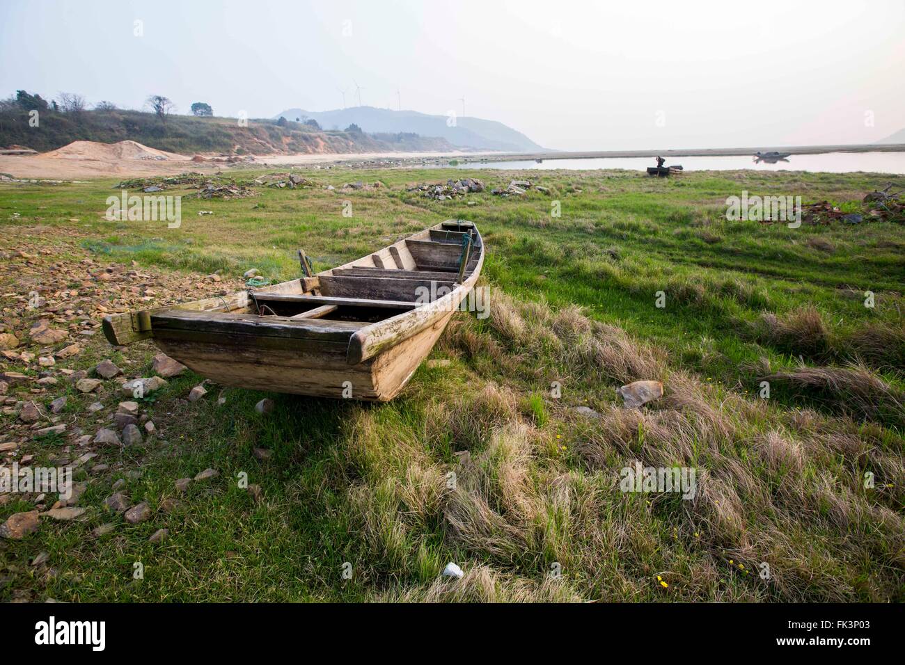 Jiujiang, Chine, province de Jiangxi. Mar 6, 2016. Un bateau, c'est échoué sur une plage d'herbe près de Jishan de l'eau sur le lac Poyang County Duchang dans l'est de la Chine, la Province du Jiangxi, le 6 mars 2016. Le lac Poyang, le plus grand lac d'eau douce, a conclu une saison sèche avec niveau d'eau à 9,85 mètres à son Xingzi, inférieur à son niveau d'eau de référence de 10 mètres. La pénurie d'eau est due à la pénurie d'eau dans la partie supérieure et inférieure d'eau niveau de l'eau du fleuve Yangtze. Credit : Fu Jianbin/Xinhua/Alamy Live News Banque D'Images