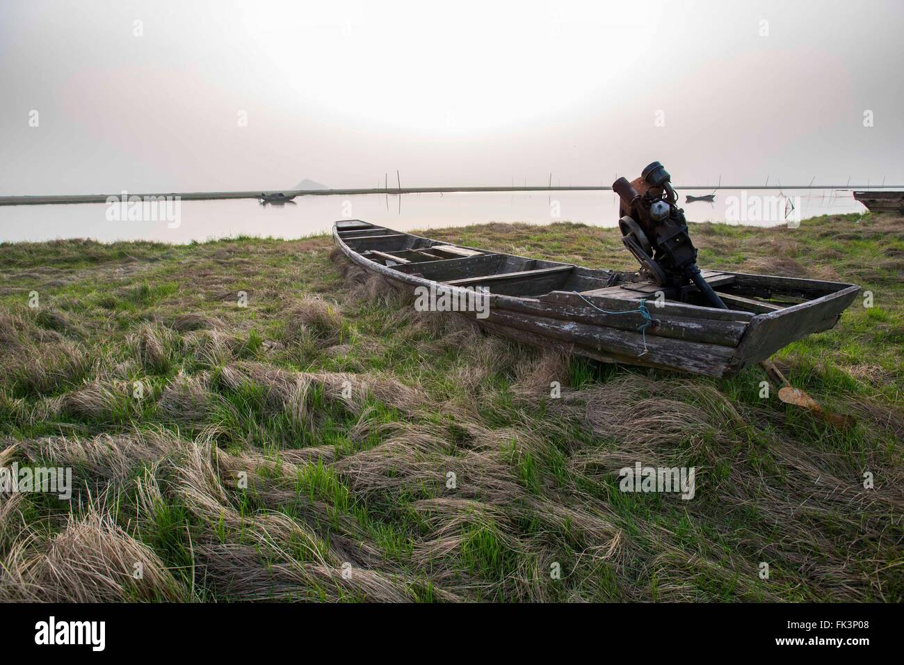 Jiujiang, Chine, province de Jiangxi. Mar 6, 2016. Un bateau, c'est échoué sur une plage d'herbe près de Jishan de l'eau sur le lac Poyang County Duchang dans l'est de la Chine, la Province du Jiangxi, le 6 mars 2016. Le lac Poyang, le plus grand lac d'eau douce, a conclu une saison sèche avec niveau d'eau à 9,85 mètres à son Xingzi, inférieur à son niveau d'eau de référence de 10 mètres. La pénurie d'eau est due à la pénurie d'eau dans la partie supérieure et inférieure d'eau niveau de l'eau du fleuve Yangtze. Credit : Fu Jianbin/Xinhua/Alamy Live News Banque D'Images