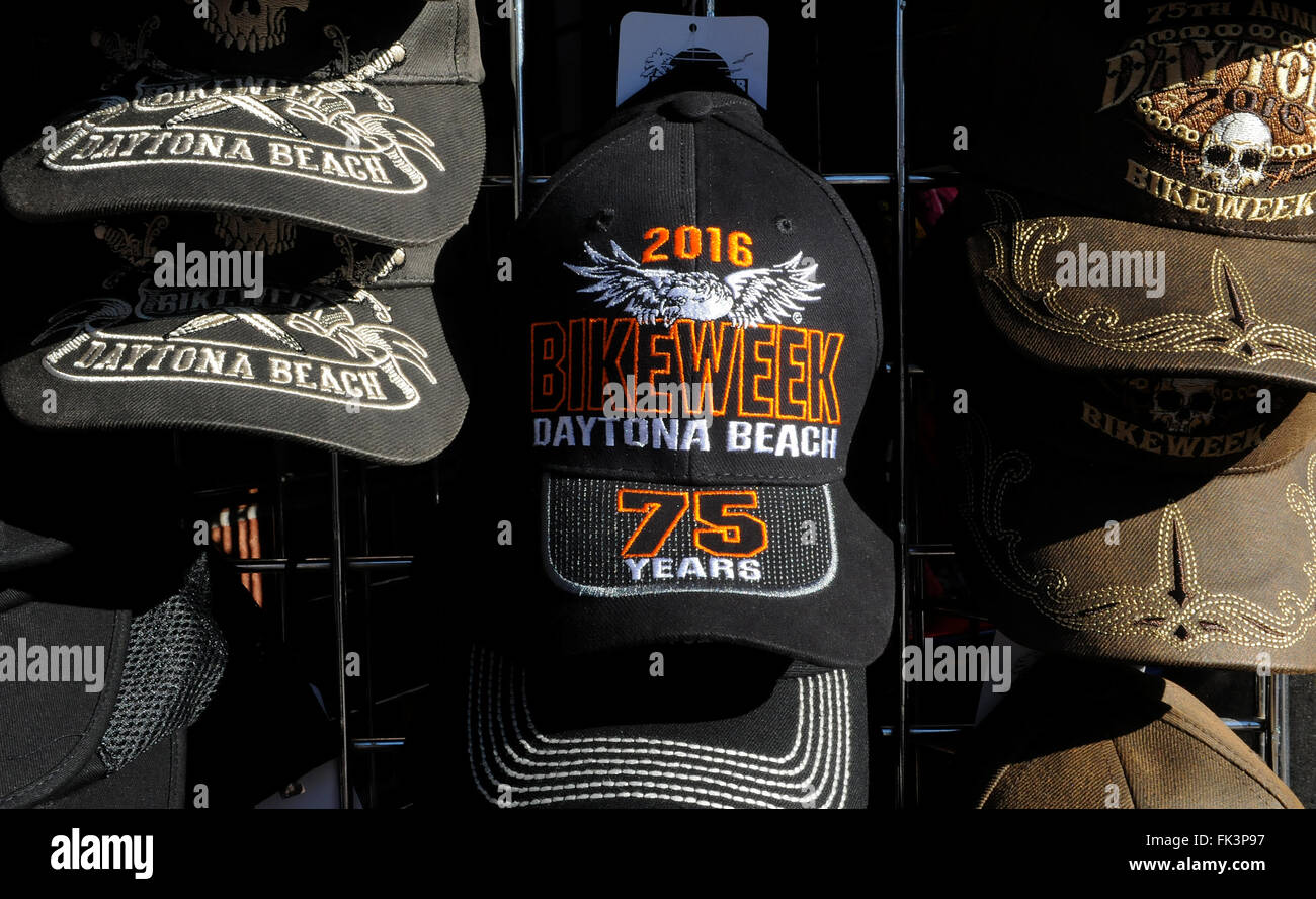 Daytona Beach, Floride, USA. 06 Mar, 2016. Chapeaux de souvenirs sont  exposés à la vente sur la rue Main à Daytona Beach, Floride, lors de la 75e  Semaine annuelle de collecte de