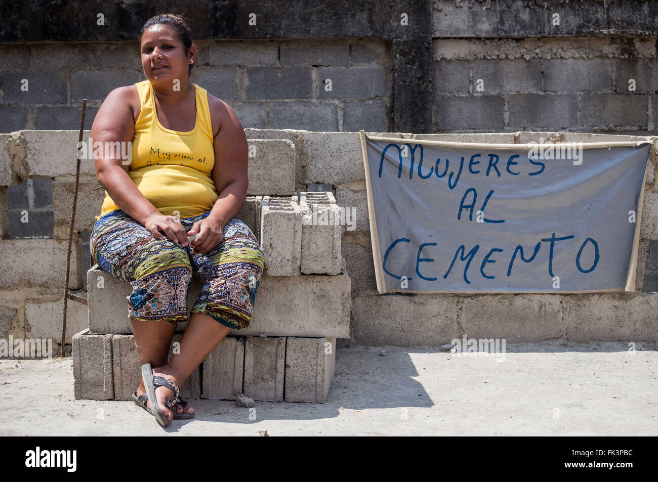 (160307) -- MIRANDA, le 7 mars 2016 (Xinhua) -- Image prise le 4 mars 2016 montre Kheinin Rengifo de 32 ans travaillant dans la coopérative "Les femmes sur le ciment' dans le quartier de Petare, capitale de la municipalité de Sucre, l'état de Miranda au Venezuela. La coopérative "Les femmes sur le ciment" a été lancé en 2010 par Coromoto Rengifo, un éducateur à la retraite, et ses deux filles, et Kheilin Kheinin. Ce groupe de huit femmes produit jusqu'à 150 blocs de ciment par jour. La Journée internationale de la femme est célébrée chaque année le 8 mars. Le thème pour 2016 est "Planète d'ici 2030 50-50 : Step It Up pour Gen Banque D'Images