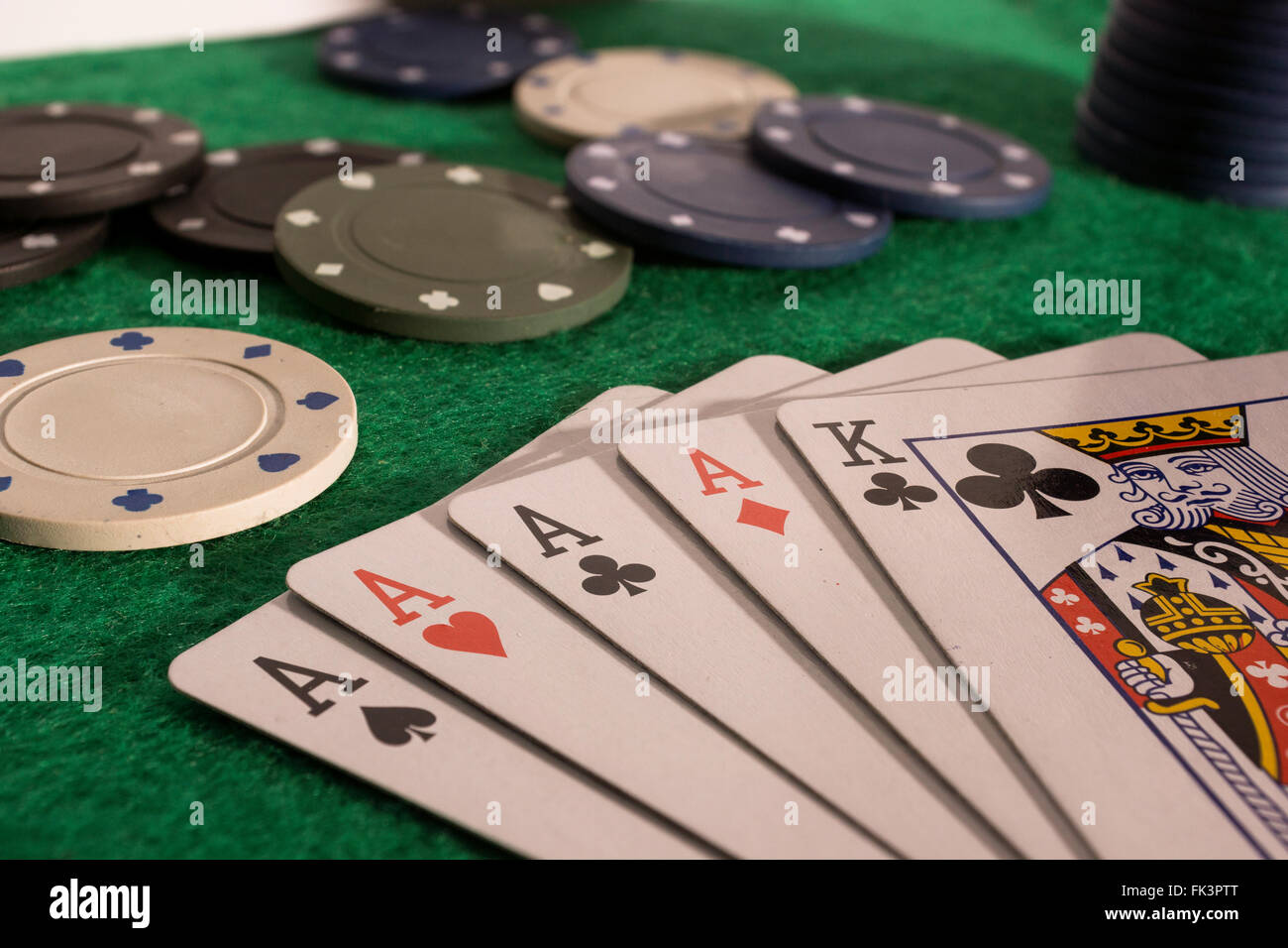 Le Jeu De Poker Passionnant Se Déroule Sur Une Table Verte