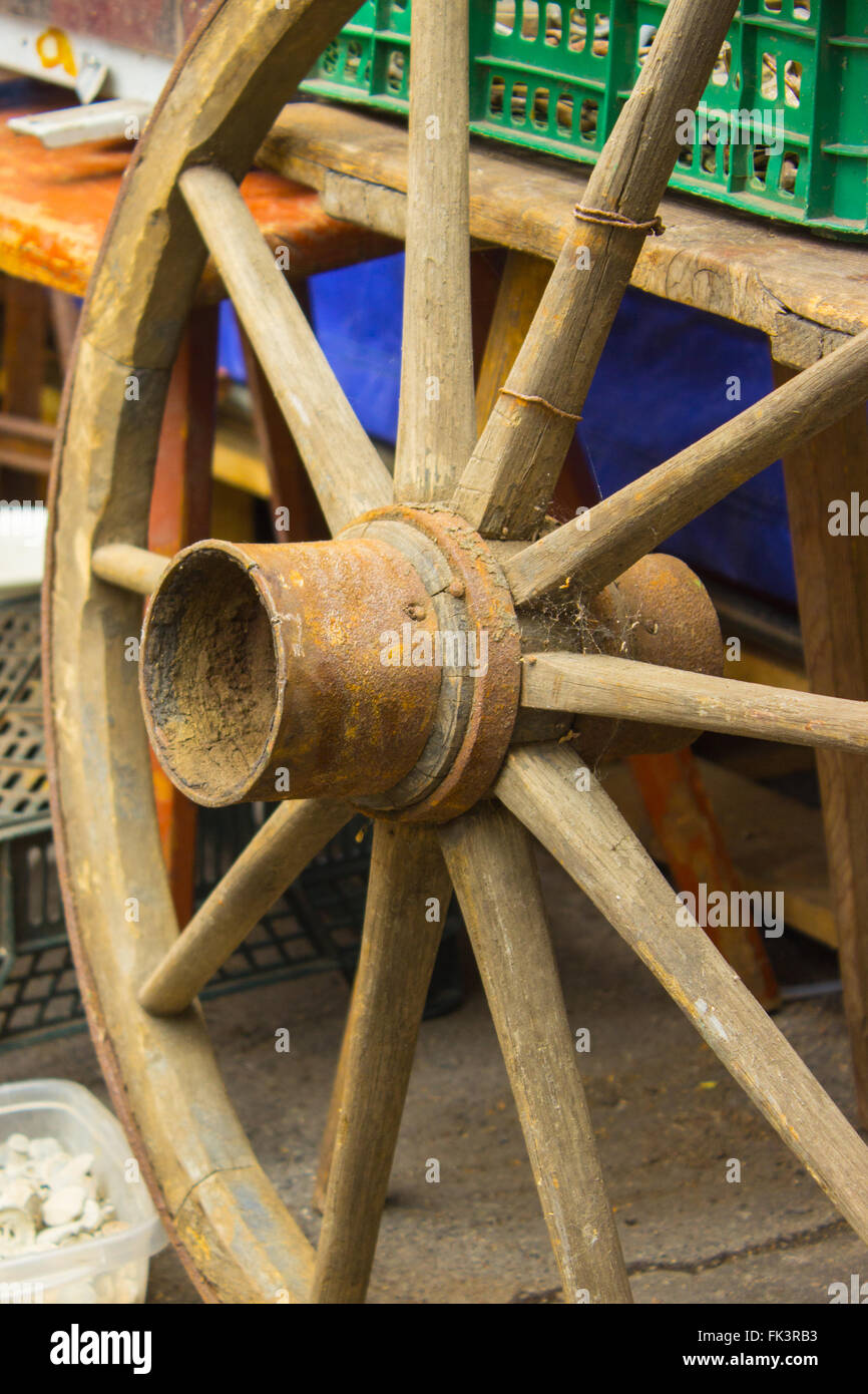Closeup of old, antique a disparu à roue en bois de la ville historique de wagon Banque D'Images