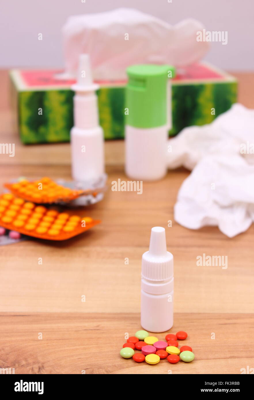 Comprimés et gouttes pour le nez pour les rhumes, les mouchoirs et d'autres  médicaments utilisés en arrière-plan, le traitement du rhume, de la grippe  et de l'écoulement Photo Stock - Alamy