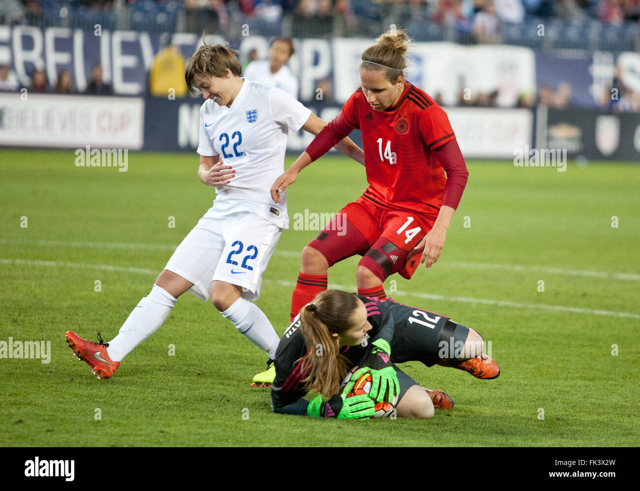 Nashville, USA. 06 Mar, 2016. Benkarth gardien Laura de l'Allemagne (vers le bas) rassemble en une boule que l'Angleterre est Fran Kirby (L) et de l'Allemagne s'Babett Peter fermer en action pendant la Coupe elle croit au Nissan Stadium à Nashville, USA, 06 mars 2016. L'Allemagne a gagné 2:1. Photo : Rick Musacchio/dpa/Alamy Live News Banque D'Images