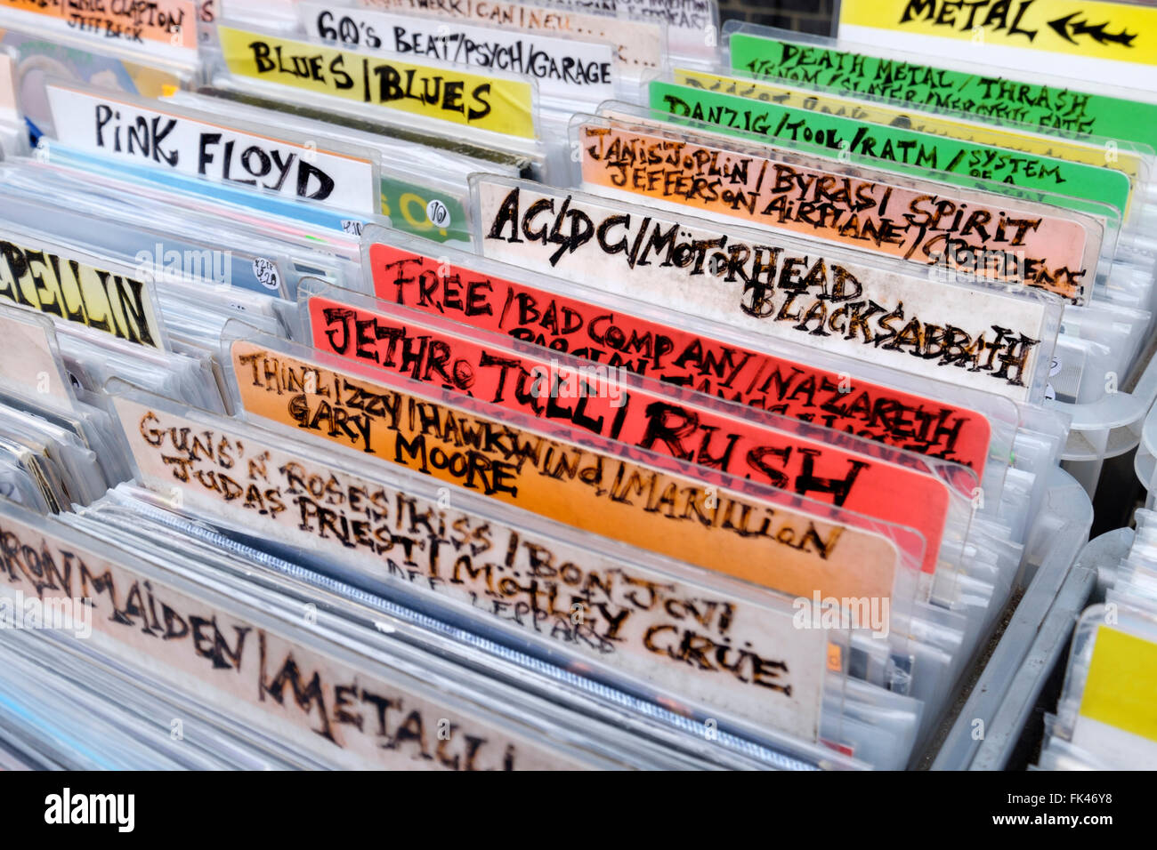 Rock progressif des années 70, les disques vinyles en vente sur un étal de marché à Camden Town, Londres Banque D'Images