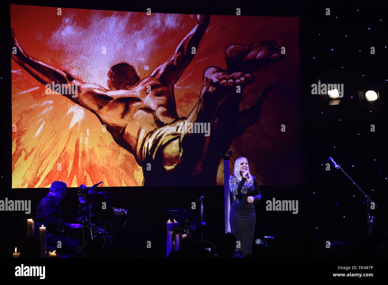 Zlin, République tchèque. Le 05 Mar, 2016. Le guitariste Brian May Queen effectue avec la chanteuse Kerry Ellis (photo) à l'intérieur de leur projet une seule voix à Prague, République tchèque, le 5 mars 2016. © Dalibor Gluck/CTK Photo/Alamy Live News Banque D'Images