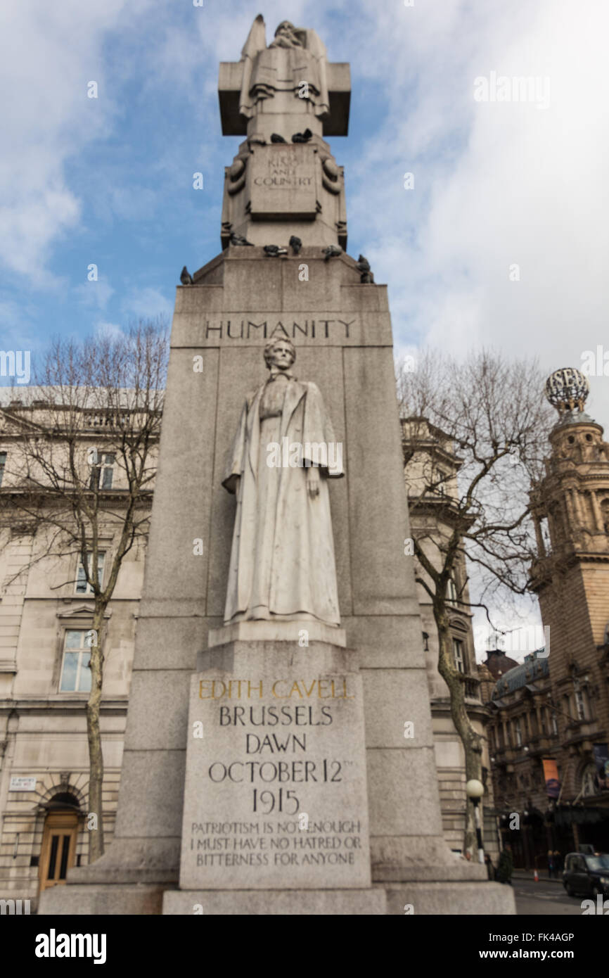 Statue de George Frampton d'Edith Cavell à St Martin's Place, London, UK Banque D'Images