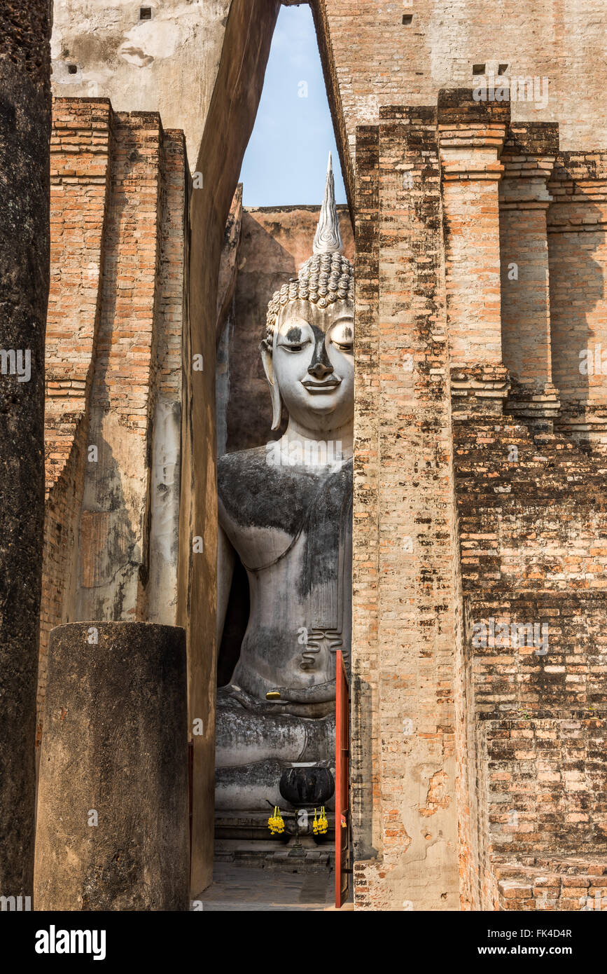 Le parc historique de Sukhothai, entrée de Wat Si Chum avec la statue géante de Bouddha Banque D'Images