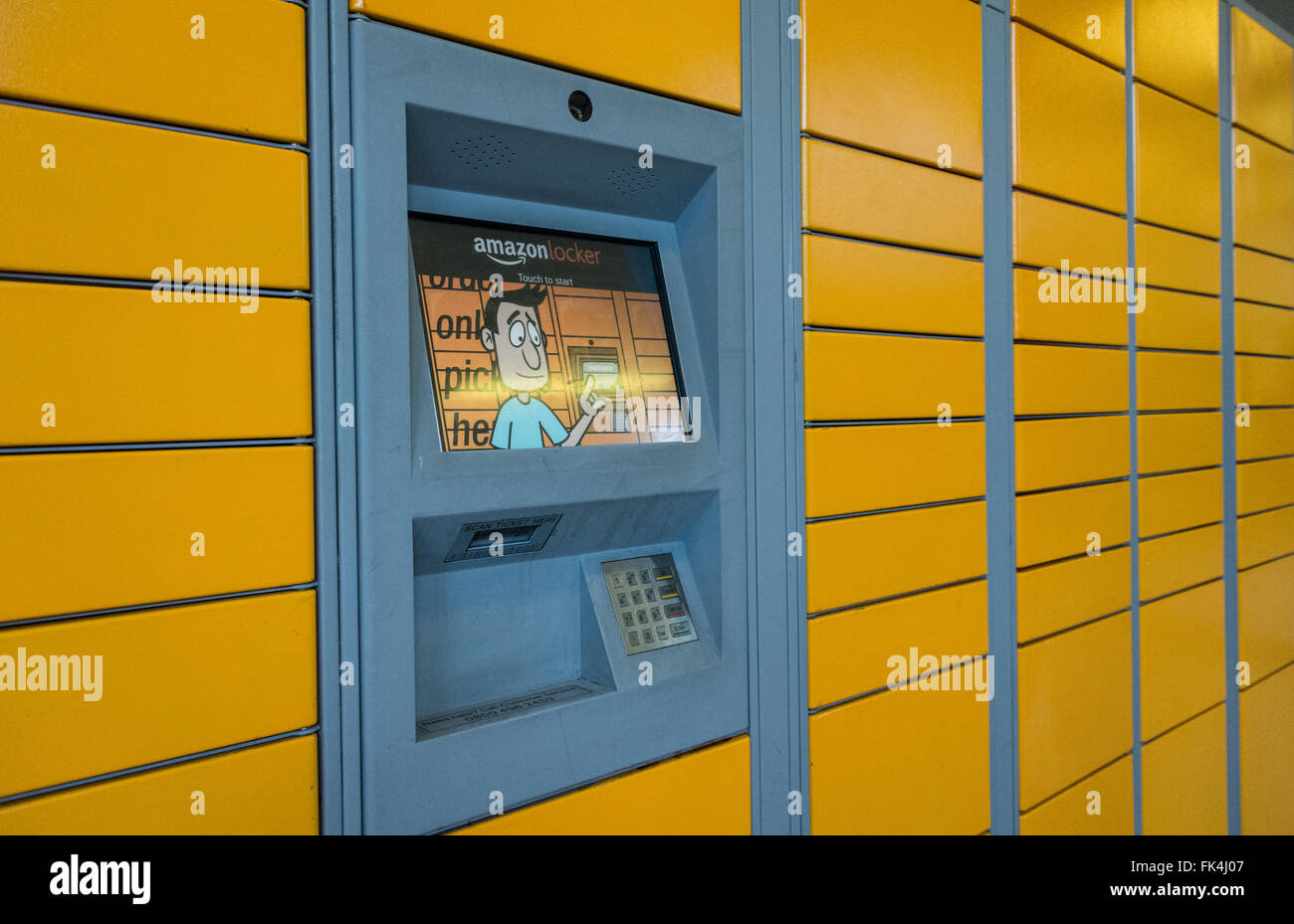 Amazon locker et le point d'embarquement à Hammersmith Broadway Shopping Centre, Londres, Angleterre, Royaume-Uni. Banque D'Images