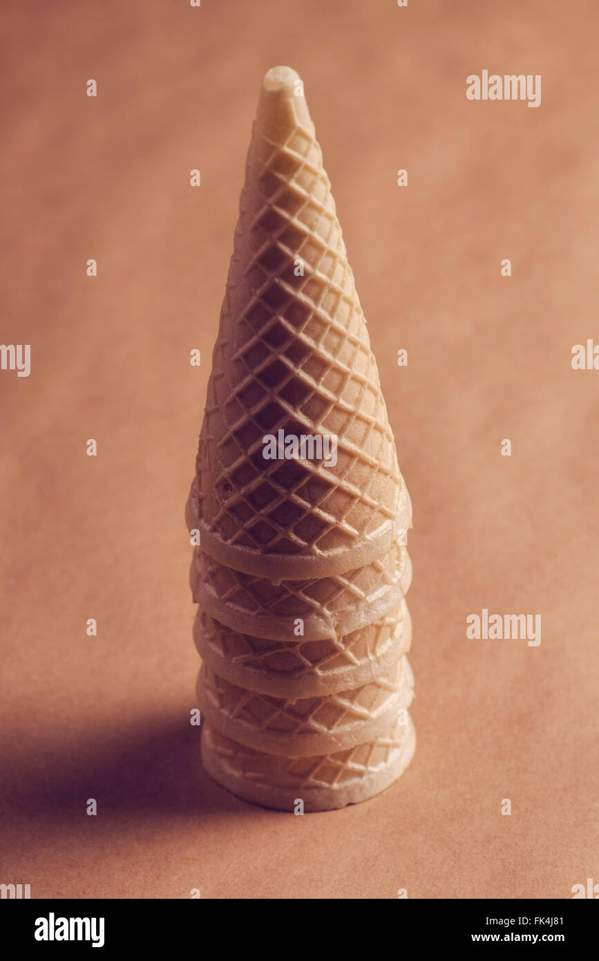 Ice cream cone croustillant chaud ton rétro, pile, lumière douce Banque D'Images