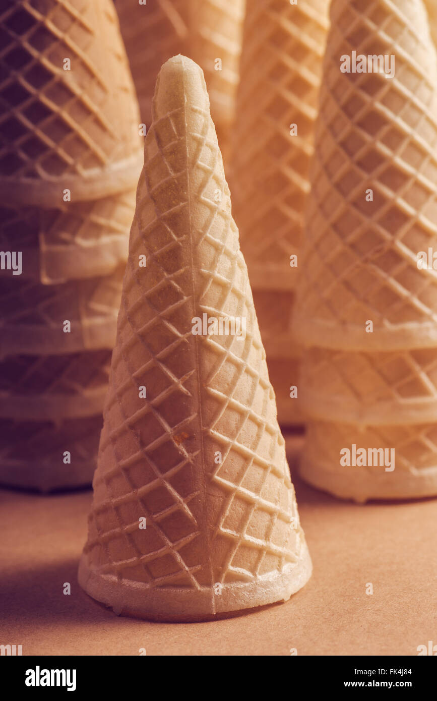 Ice cream cone croustillant chaud ton rétro, pile, lumière douce Banque D'Images