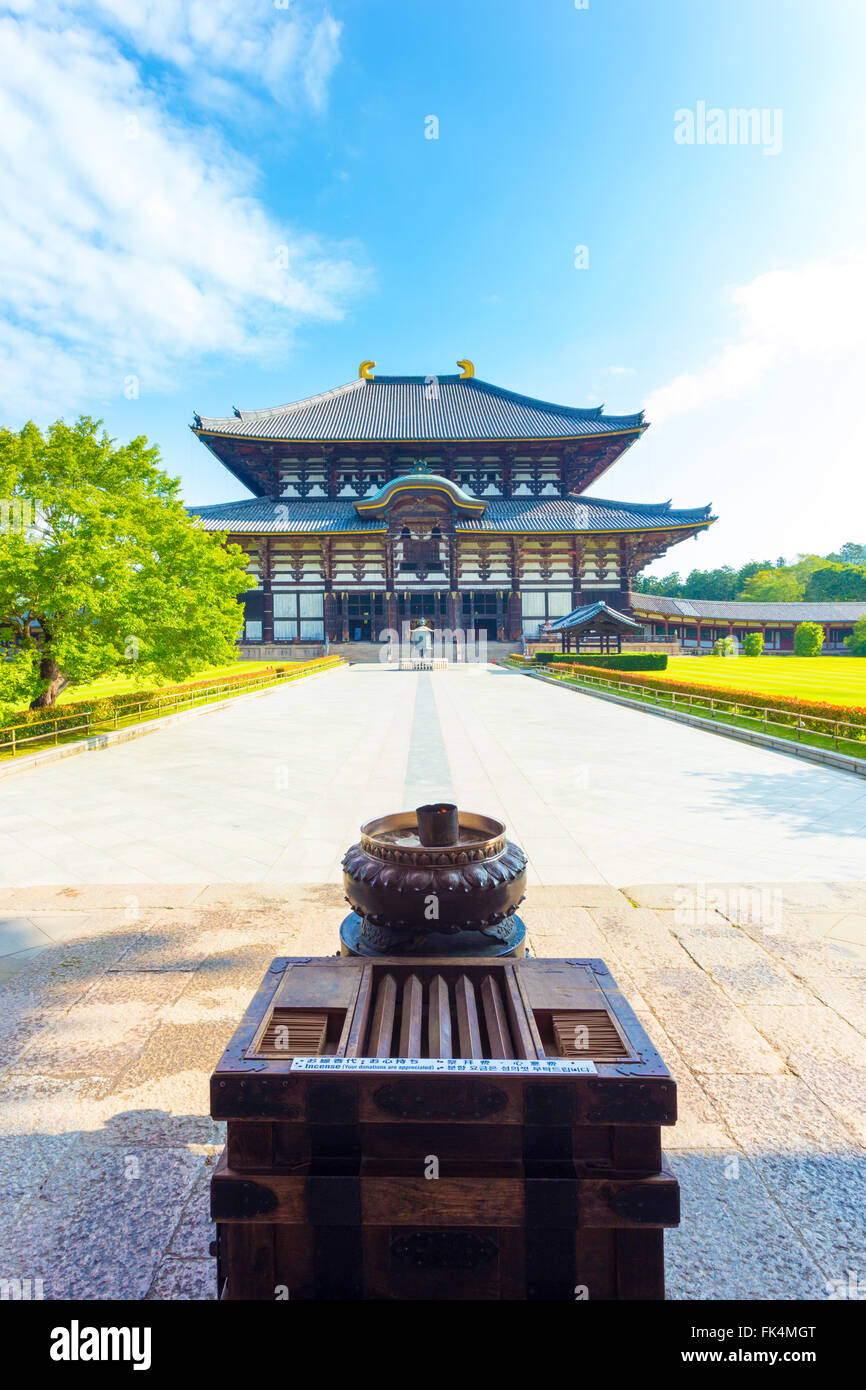 Brûleur en en tête du chemin menant à Daibutsuden, grande salle du Bouddha, au Temple Todai-ji temple complexe sur un beau ciel bleu mor Banque D'Images