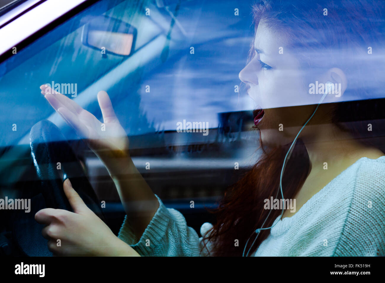Femme en colère crier au volant d'une voiture Banque D'Images