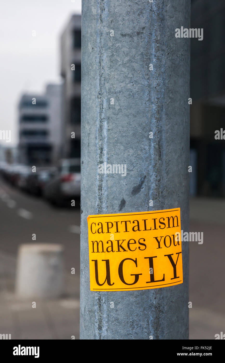 Autocollant sur un lampadaire dans financial district avec un texte qui se lit comme suit : le capitalisme vous rend laid Banque D'Images
