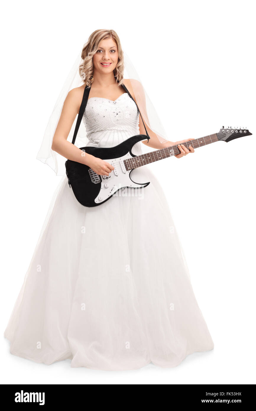 Portrait d'une jeune mariée joyeuse playing electric guitar isolé sur fond blanc Banque D'Images