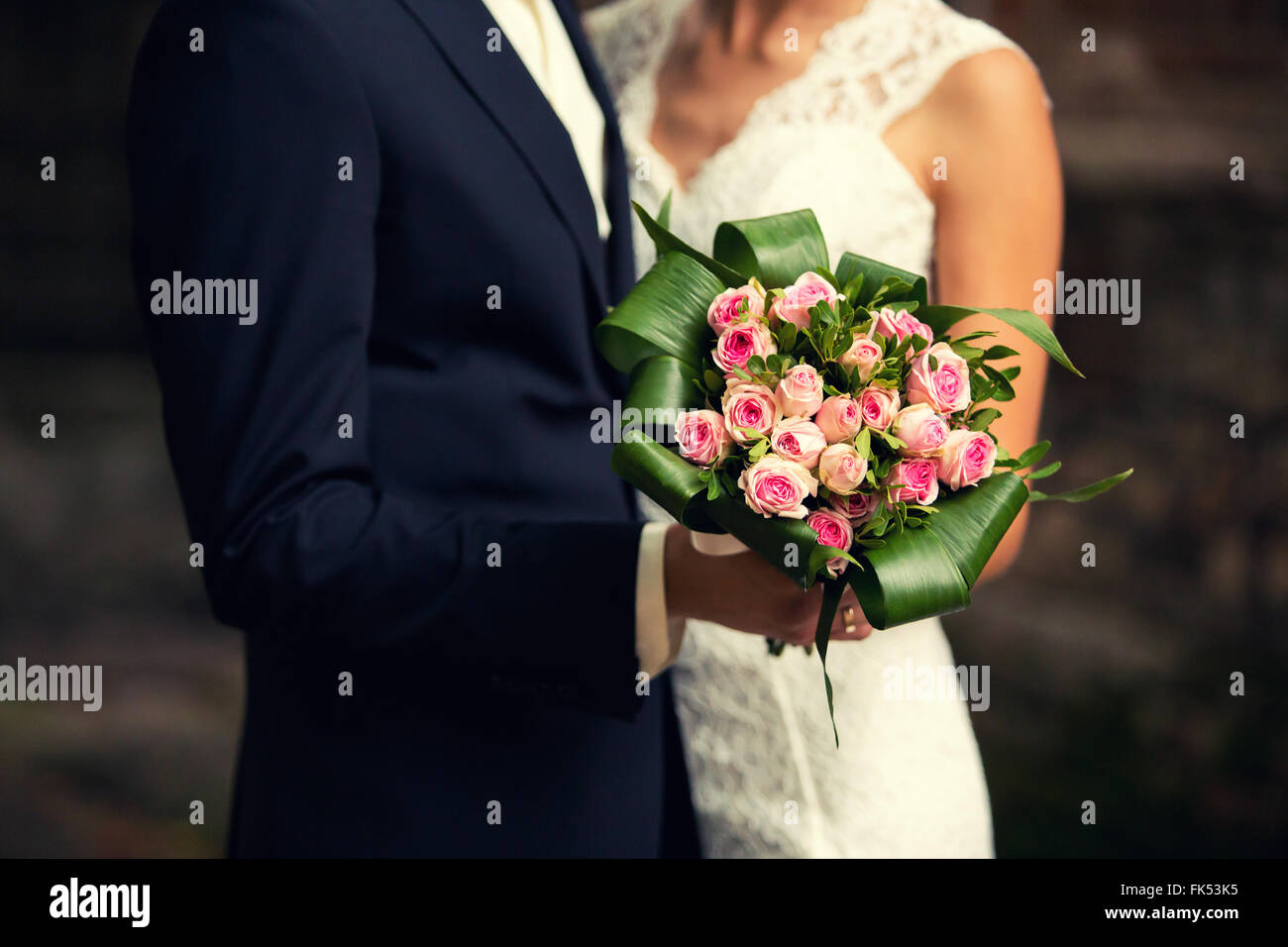 Mariée avec groom holding bouquet de mariage lors d'une cérémonie Banque D'Images Mariée avec groom holding bouquet de mariage lors d'une cérémonie Banque D'Images