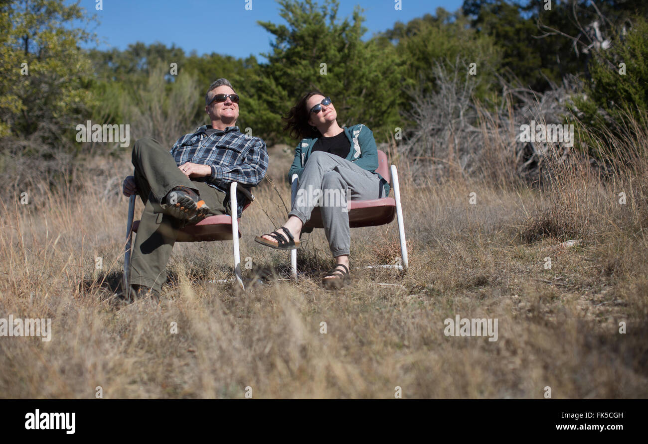 Un couple s'asseoir dans des chaises dans la montagne, au Texas Banque D'Images