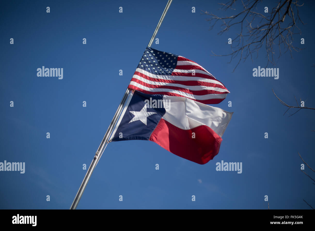 L'Américain et le Texas State flag flotter en berne pour l'ex-juge de la Cour suprême Antonin Scalia Banque D'Images