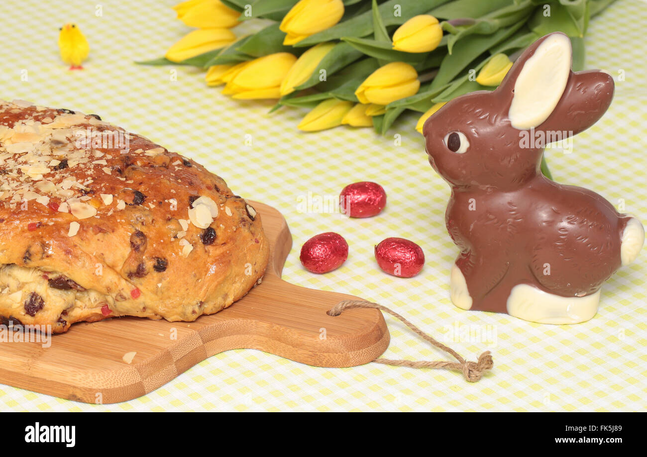 Ensemble traditionnel de Pâques néerlandais Pain et chocolat, oeufs de Pâques, les tulipes jaune et un lapin en chocolat Banque D'Images