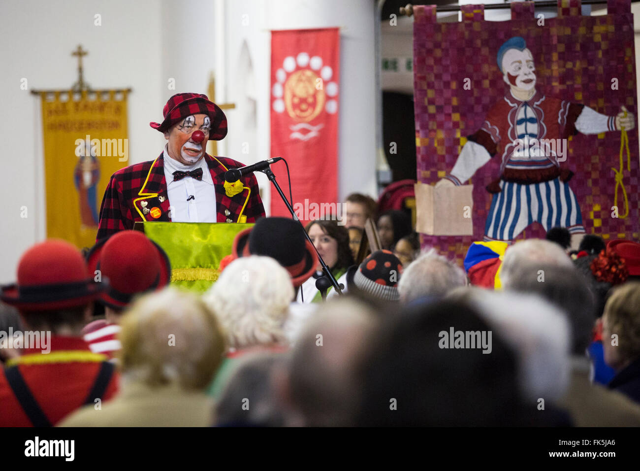 Acteur Simon Callow. Le 70e congrès annuel de service au clown All Saints Church à Londres le 07 février 2016. Clowns se sont réunis à l'église pour se souvenir de Joseph Grimaldi, le célèbre clown anglais qui a vécu entre 1778-1837. Banque D'Images