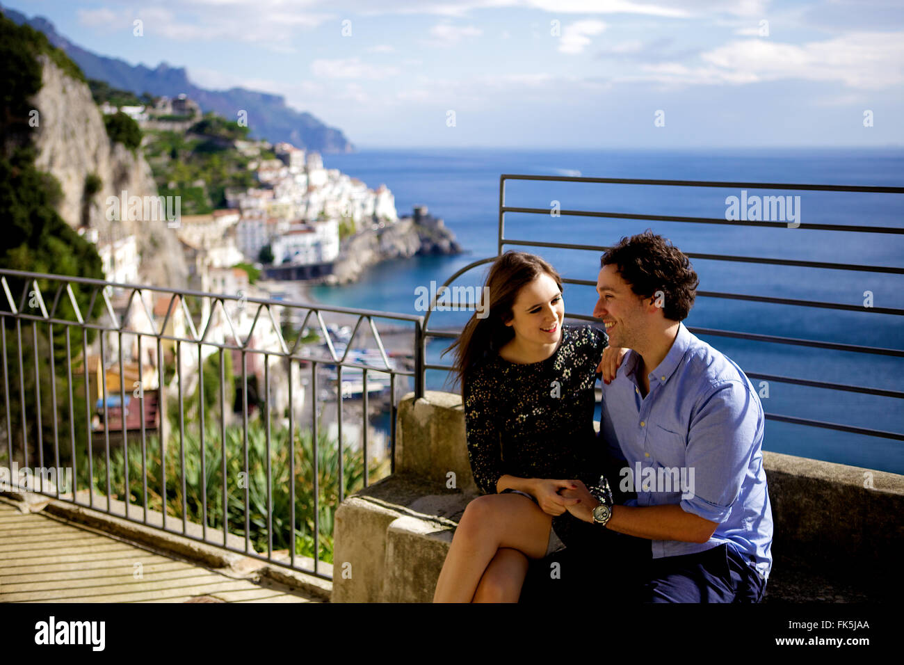 Les jeunes, dans l'amour brunette en vacances en Italie, donnant sur la vue de la côte d'Amalfi sur une belle journée ensoleillée Banque D'Images