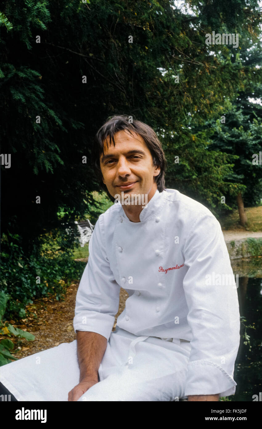 Le célèbre chef Raymond Blanc OBE à son restaurant Le Manoir aux Quat'  Saisons dans l'Oxfordshire, Angleterre, Royaume-Uni. Photographié en août  1990. Numérisation à partir de 35mm film dia Photo Stock -