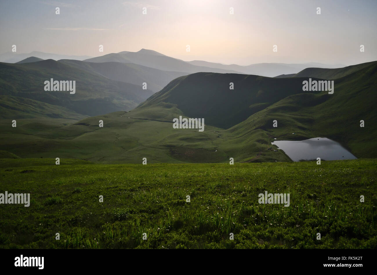 Pleine lune lumière près de lac de montagne. Les montagnes des Carpates. Svydovets ridge. L'Ukraine Banque D'Images