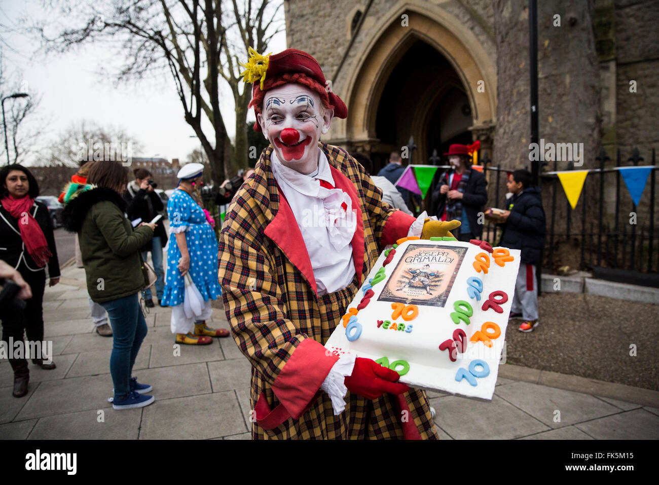 Le Clown arc-en-ciel. Le 70e congrès annuel de service au clown All Saints Church à Londres le 07 février 2016. Clowns se sont réunis à l'église pour se souvenir de Joseph Grimaldi, le célèbre clown anglais qui a vécu entre 1778-1837. Banque D'Images