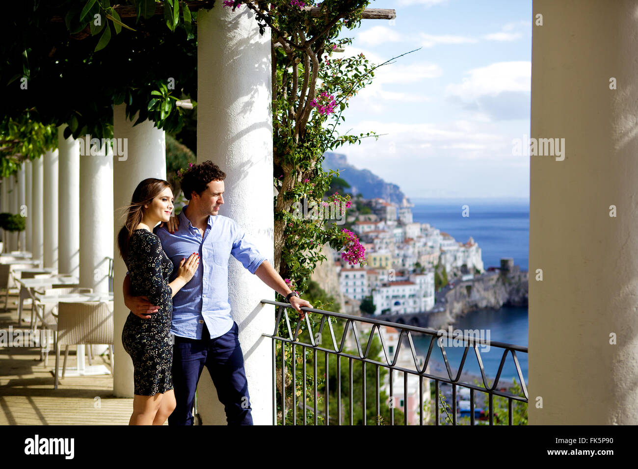 Les jeunes, dans l'amour brunette en vacances en Italie, donnant sur la vue de la côte d'Amalfi sur une belle journée ensoleillée Banque D'Images