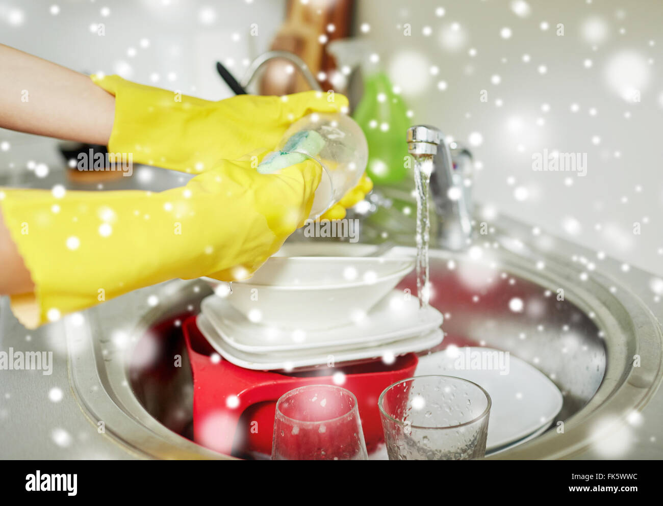 Close up of woman mains lave-vaisselle dans la cuisine Banque D'Images