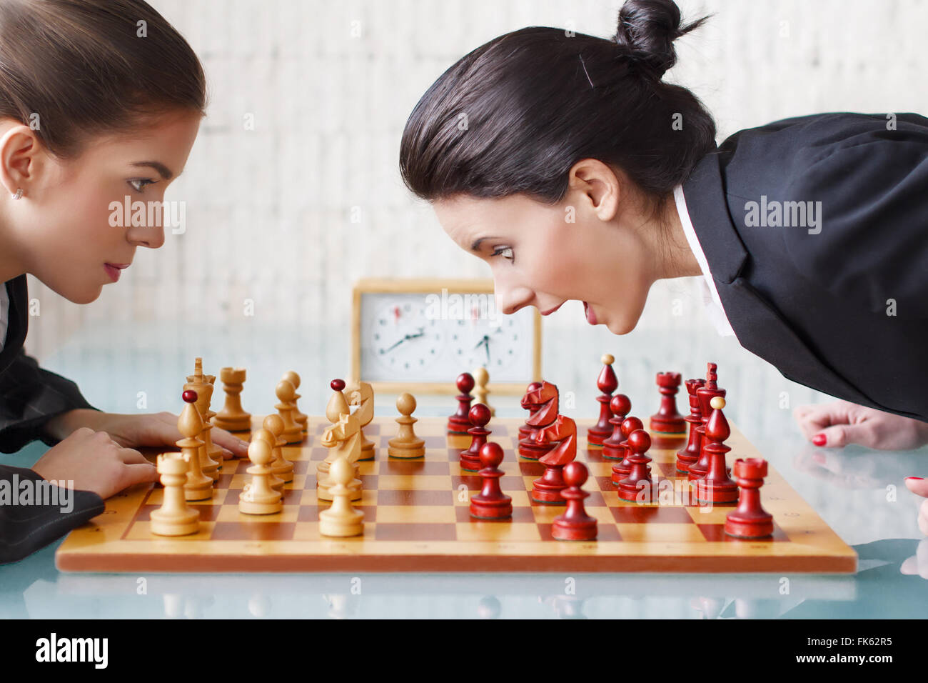 Les jeunes femmes jouant aux échecs, tactiques, queen gambit Banque D'Images