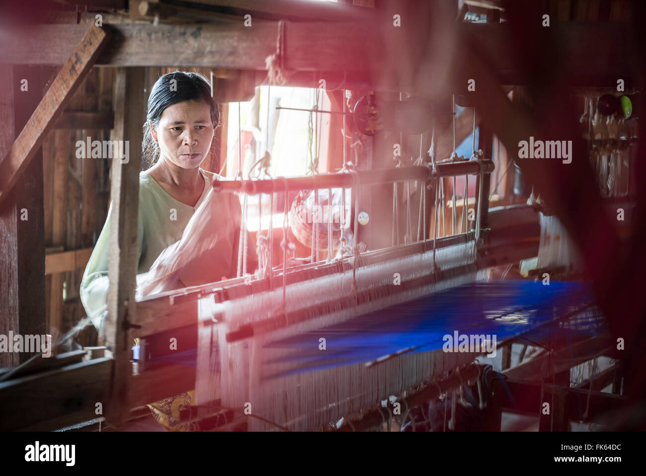 Le tissage sur un métier, au Lac Inle, l'État de Shan, Myanmar (Birmanie), l'Asie Banque D'Images