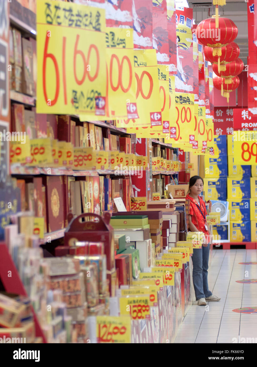 Travailleur de supermarché vendant des promotions, le consumérisme dans la nouvelle Chine, Shanghai, Chine, Asie Banque D'Images
