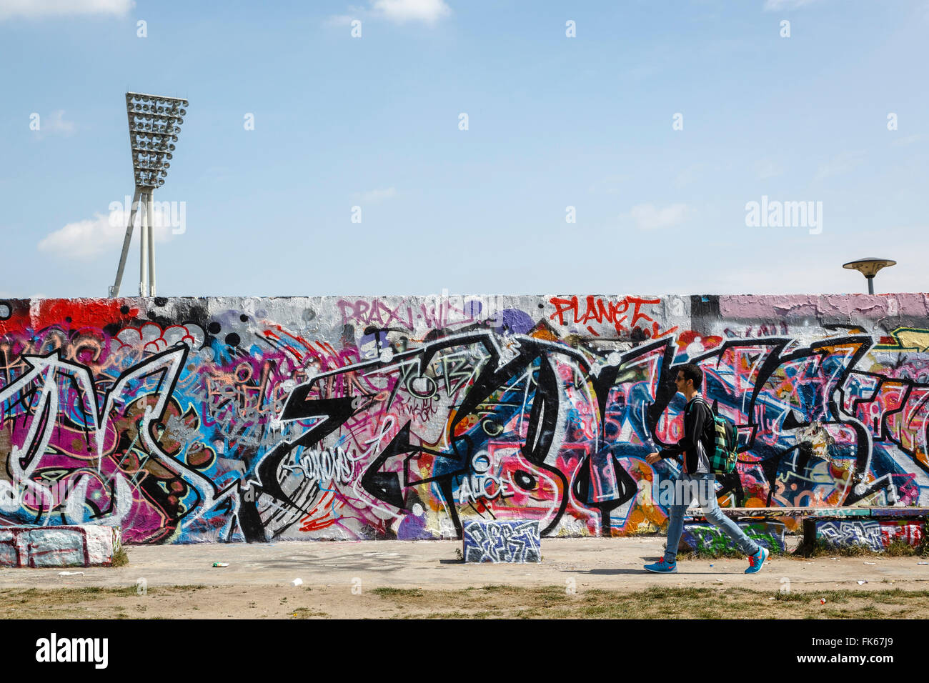 Les gens par le mur de Berlin dans Mauerpark, Prenzlauer Berg, Berlin, Germany, Europe Banque D'Images