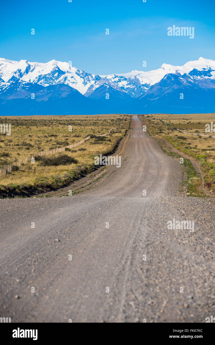 Longue route droite au Glaciar Perito Moreno, El Calafate, en Patagonie, Argentine, Amérique du Sud Banque D'Images