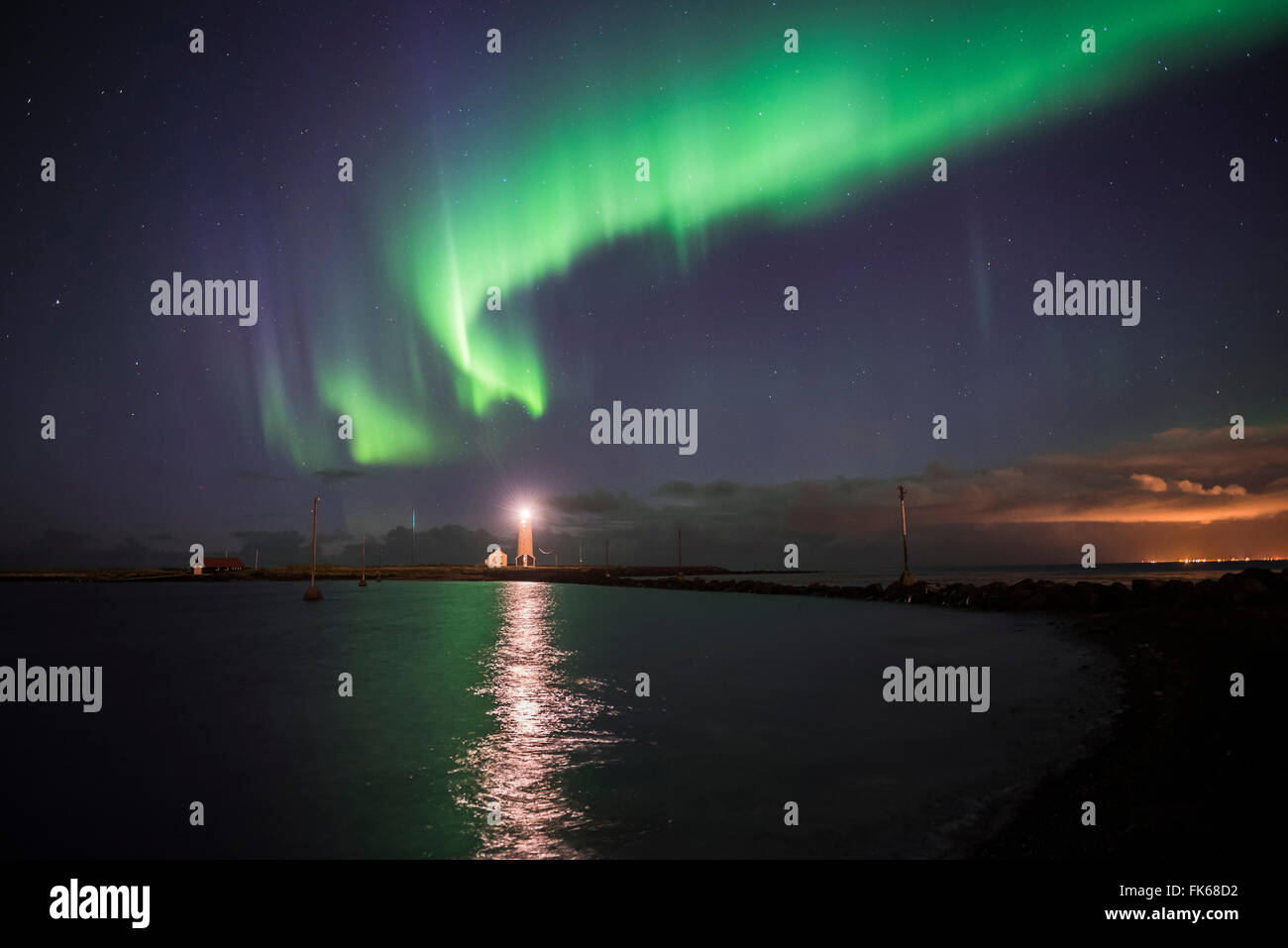 Northern Lights (aurores boréales) à Grotta, phare de l'île de la péninsule Seltjarnarnes, Reykjavik, Islande, régions polaires Banque D'Images