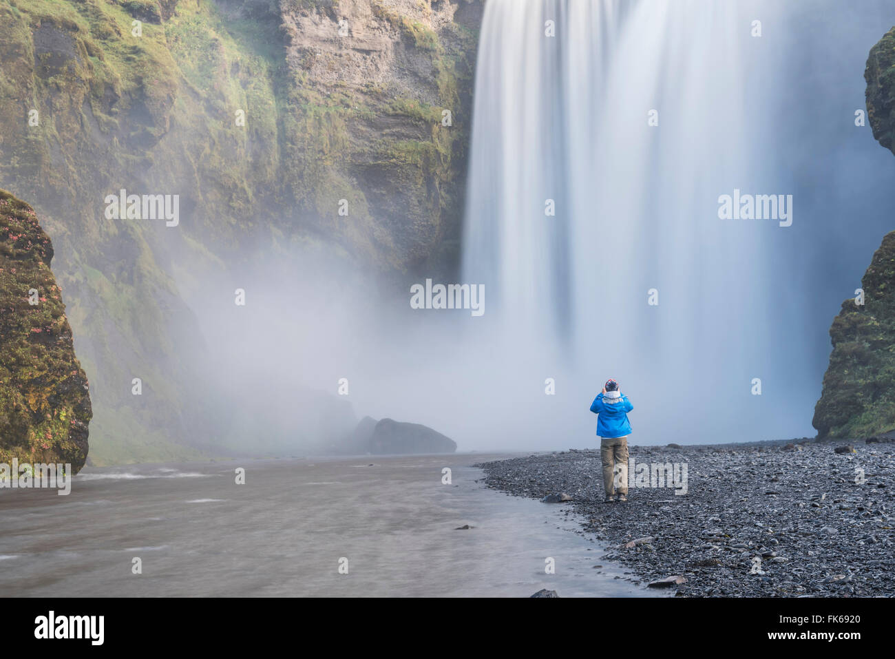 Prendre une photo d'une cascade Skogafoss, Skogar, région Sud (Sudurland), l'Islande, les régions polaires Banque D'Images