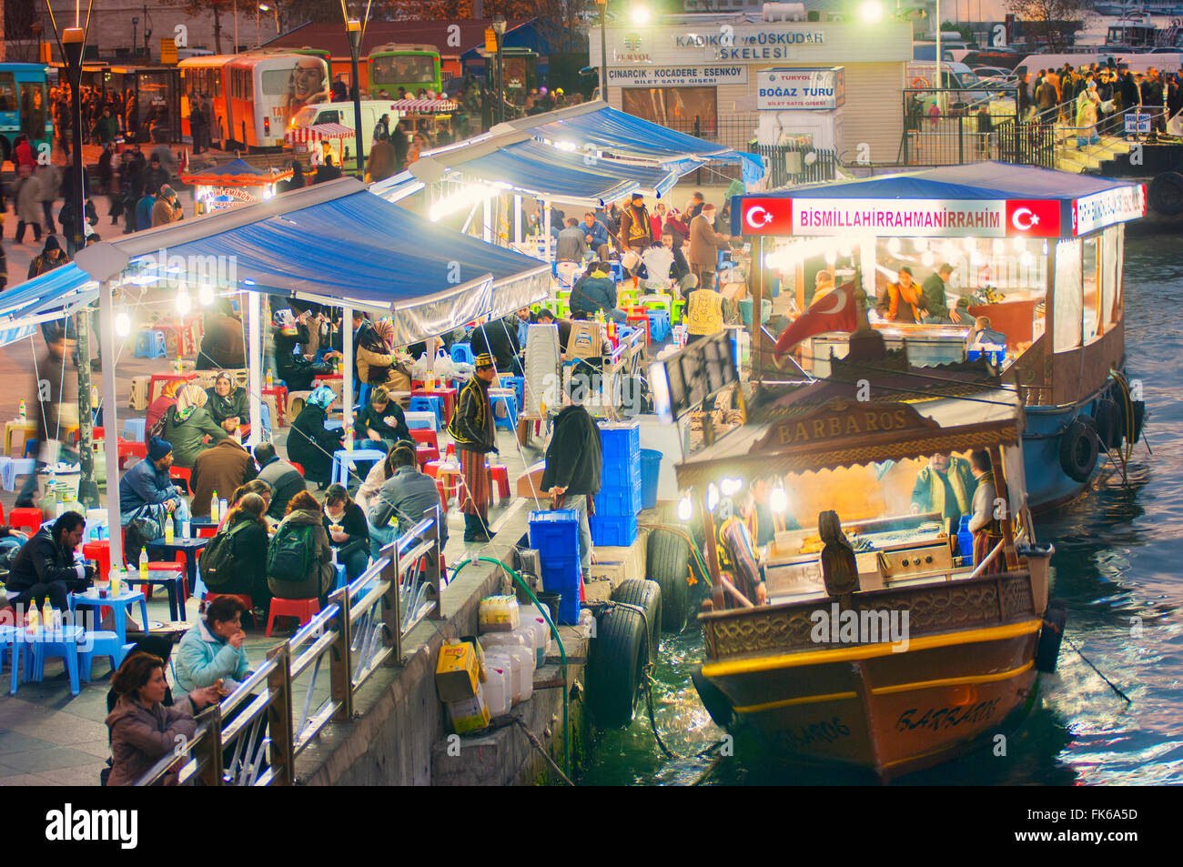 Des stands de nourriture traditionnelle flottant sur le Bosphore, la Turquie, l'Europe, l'Isanbul Banque D'Images