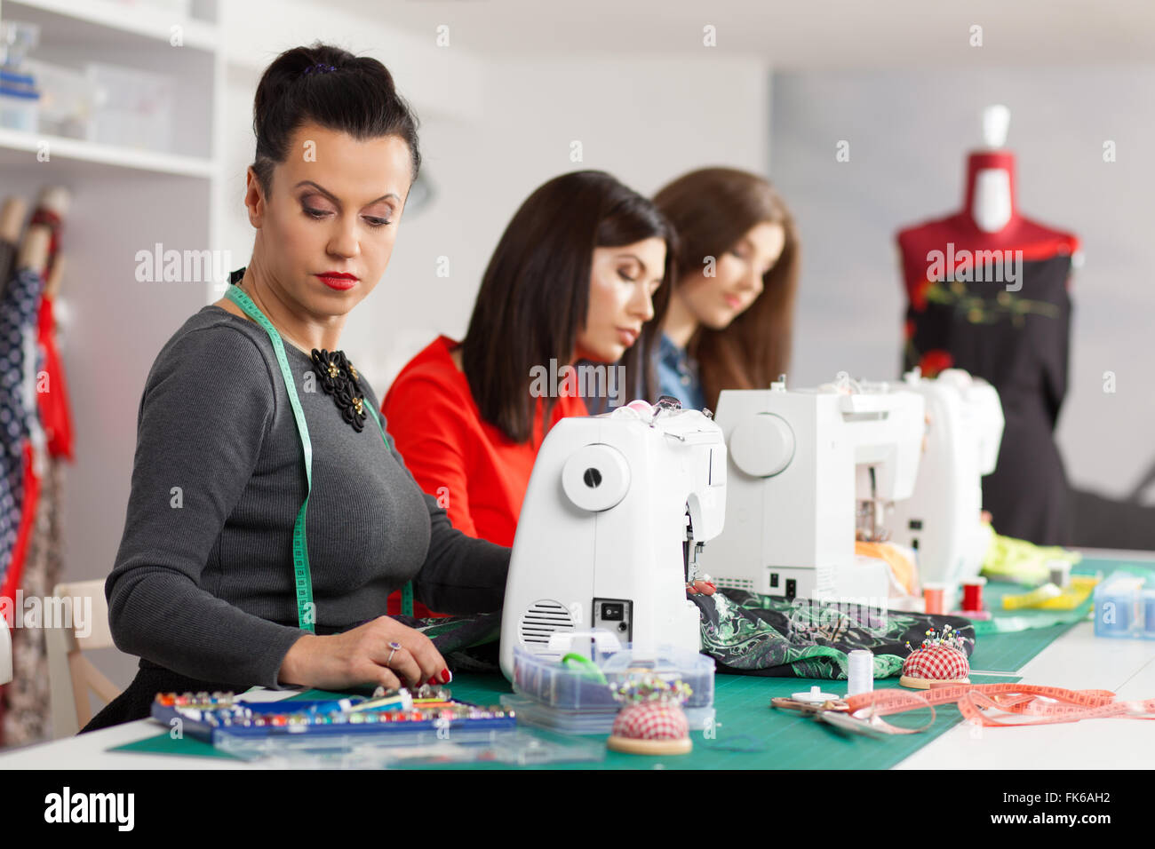 Les femmes dans un atelier de couture Banque D'Images