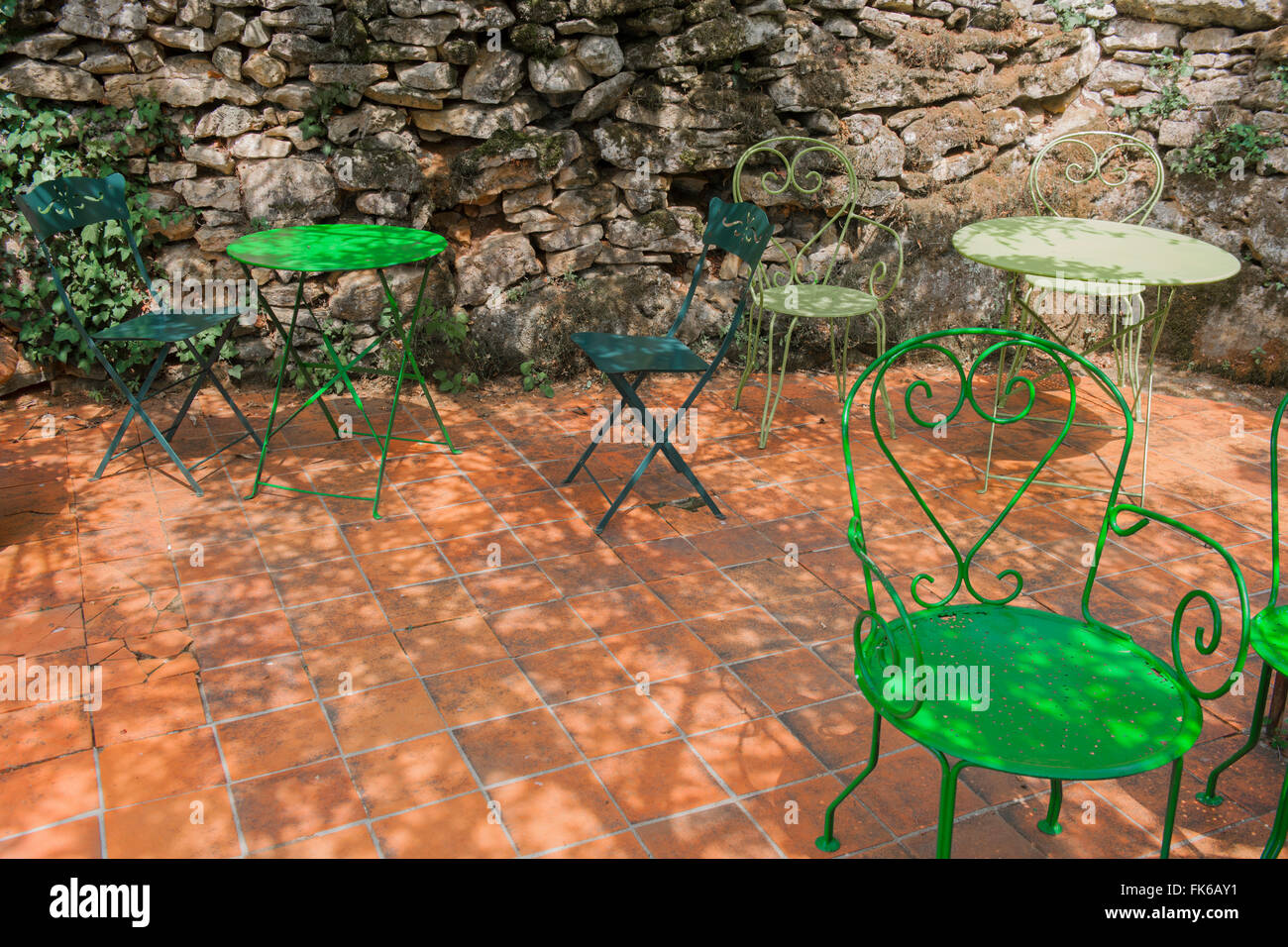 Coin salon patio ombragé dans un jardin français, France, Europe Banque D'Images