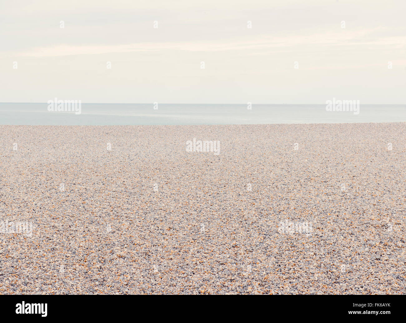 Plage de galets vide, Calais, Nord-Pas de Calais, France, Europe Banque D'Images